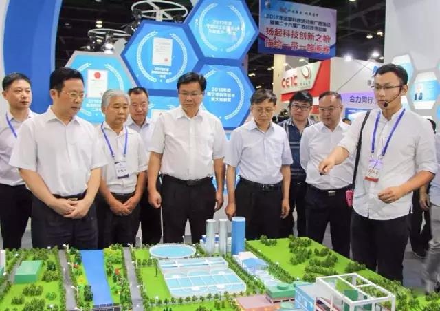 广西壮族自治区党委副书记侯开国（右三），，，，，，，广西壮族自治区副主席黄日波（前排左三），，，，，，，广西科技厅党组书记、厅长曹坤华（右二）等向导莅临888电子游戏展位，，，，，，，详细相识公司立异生长成绩。。。。。-8f874aef-46b2-4f0a-84f4-012aa3be66a7.jpg