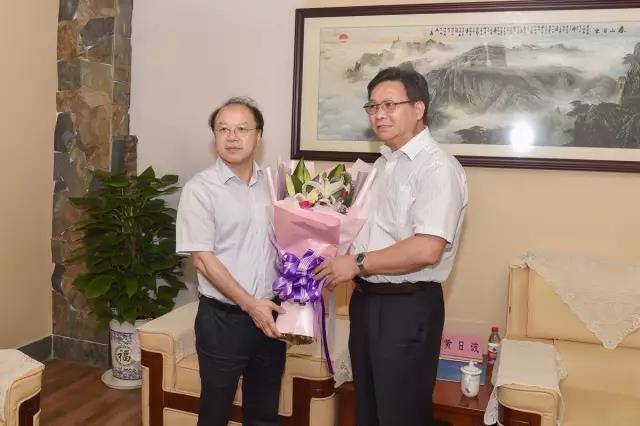 黄日波副主席向王双飞董事长赠予鲜花-0bb8057b-3717-4a60-bd9a-173b066398f9.jpg